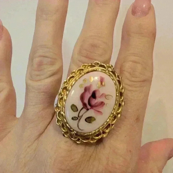 Vintage beautiful painted floral adjustable goldtone ring - Picture 3 of 9